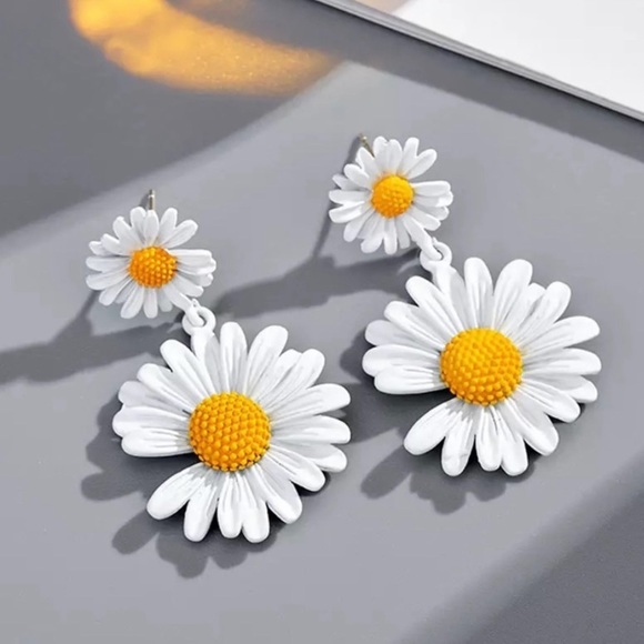 Jewelry - White Daisy Stud Drop Earrings